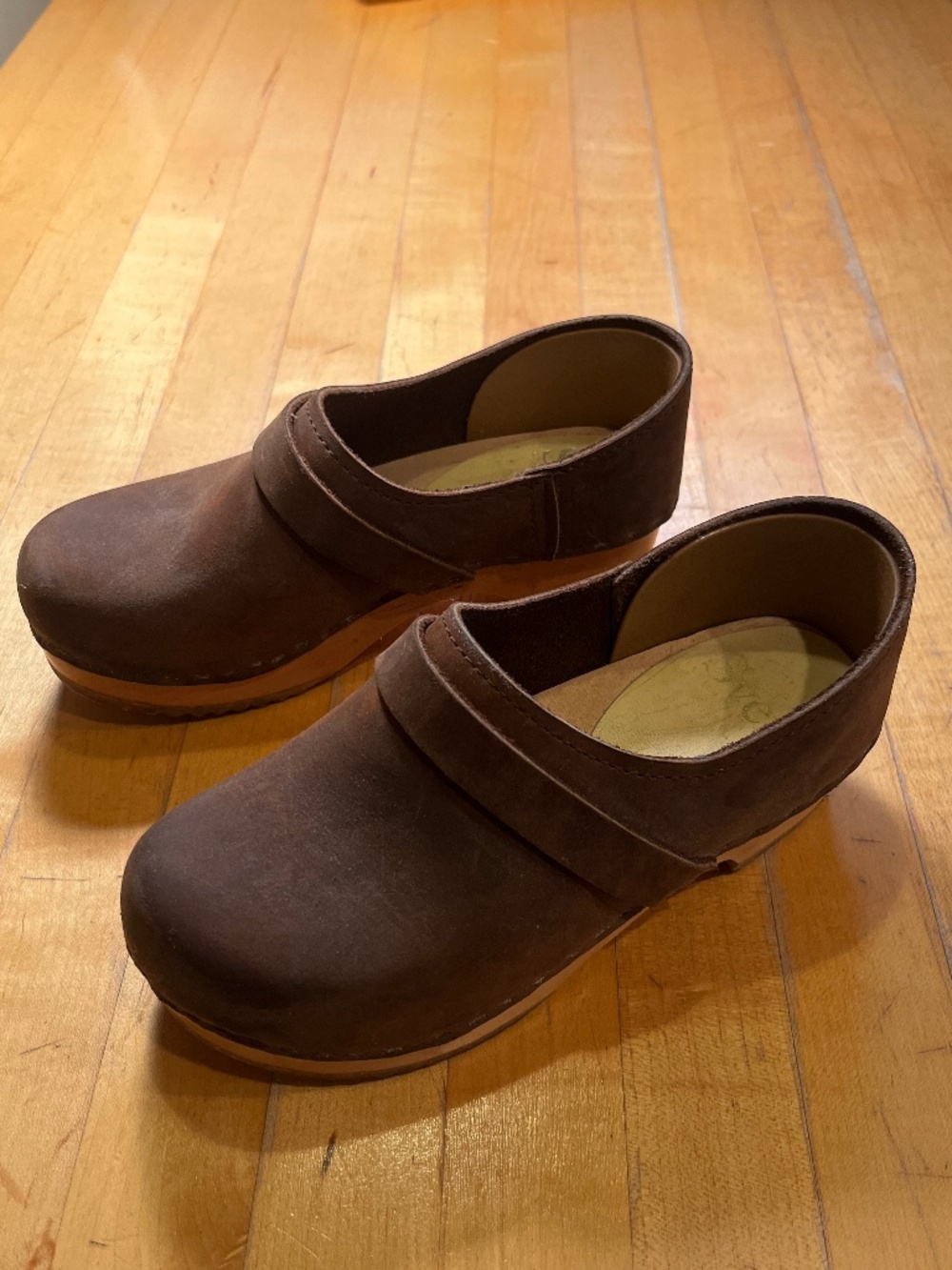 Sven Kids Dark Brown Suede Strap Clogs